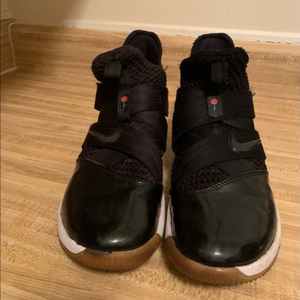 Derrick Rose pre-owned in good condition.